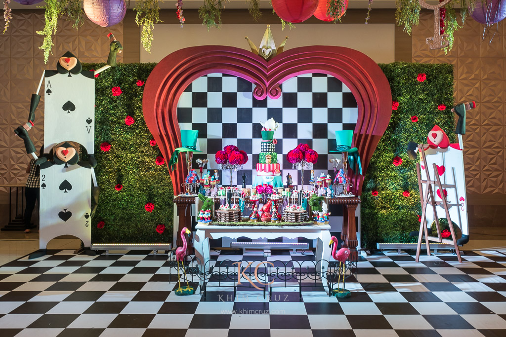 Alice In Wonderland Party Supplies & Decorations
