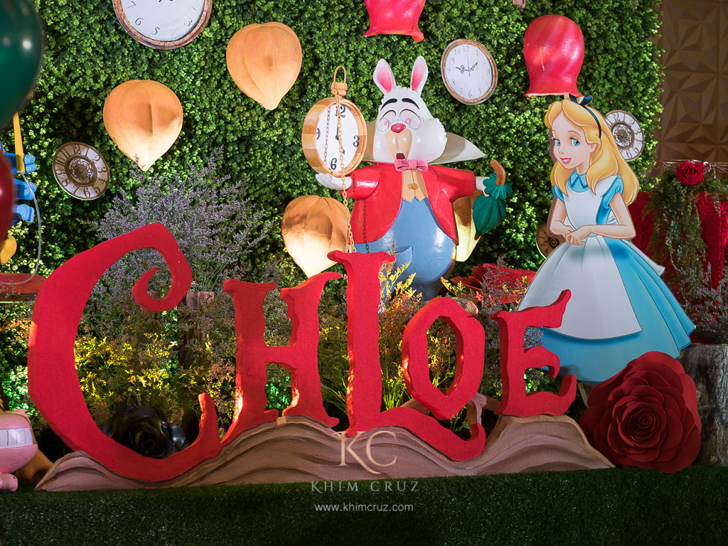 Alice in the Wonderland balloon decorations for a grand birthday