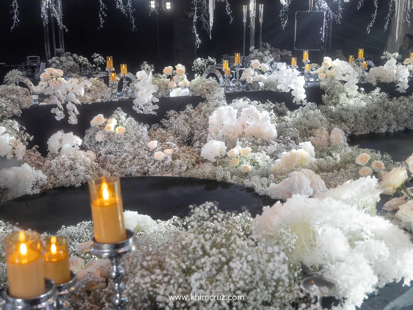 white floral design inspired by snow covered landscapes for winter-themed wedding