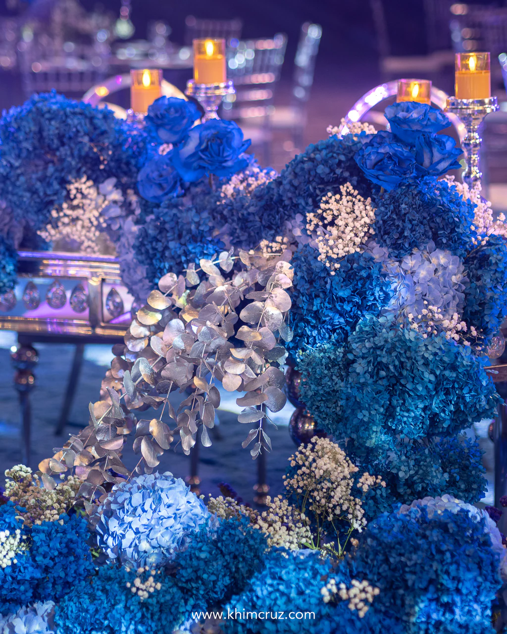 Blue roses and floral table accents at this celestial-themed Salangguni.