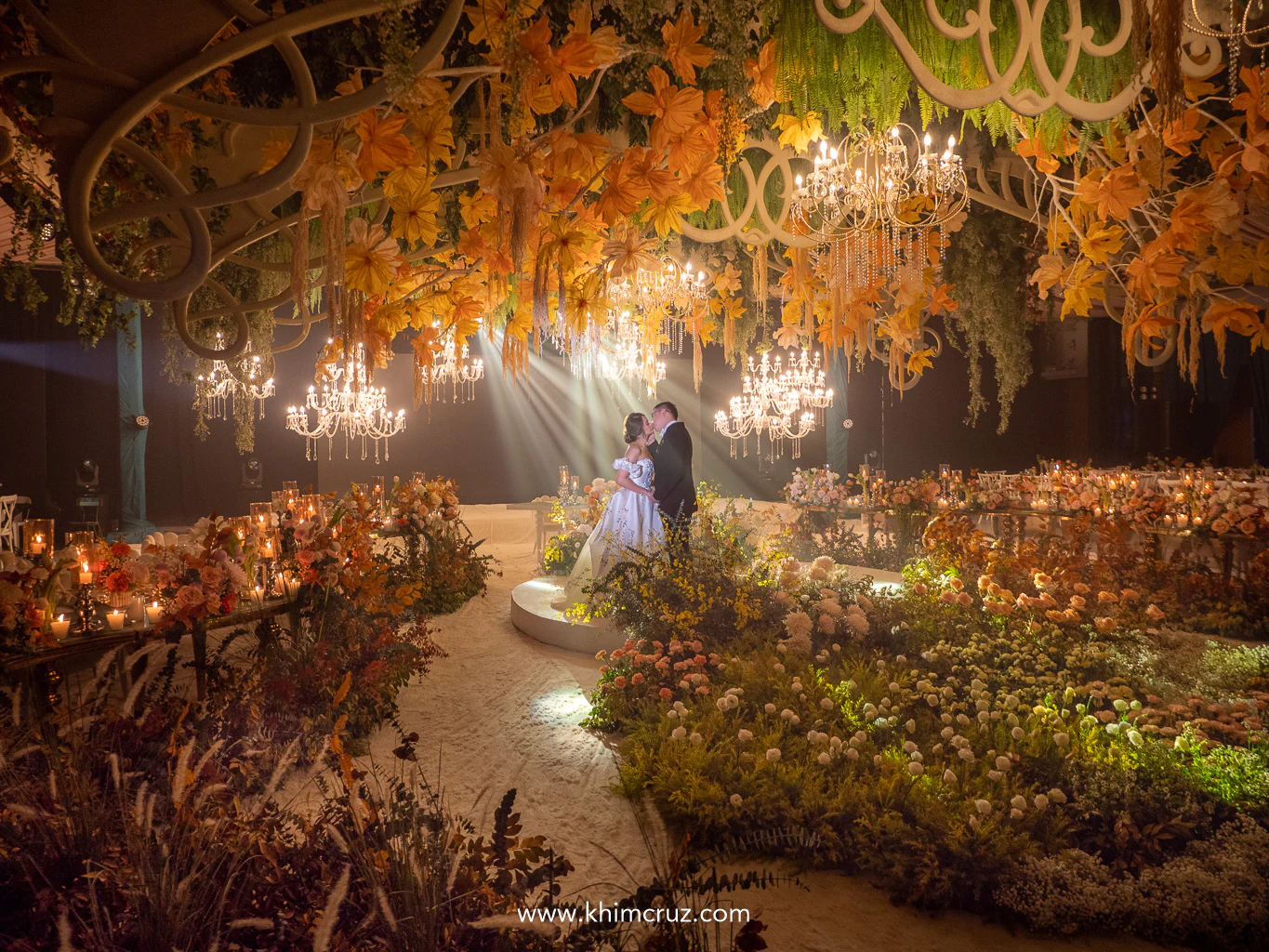 An Art Nouveau-inspired wedding with the charm of spring and the richness of autumn