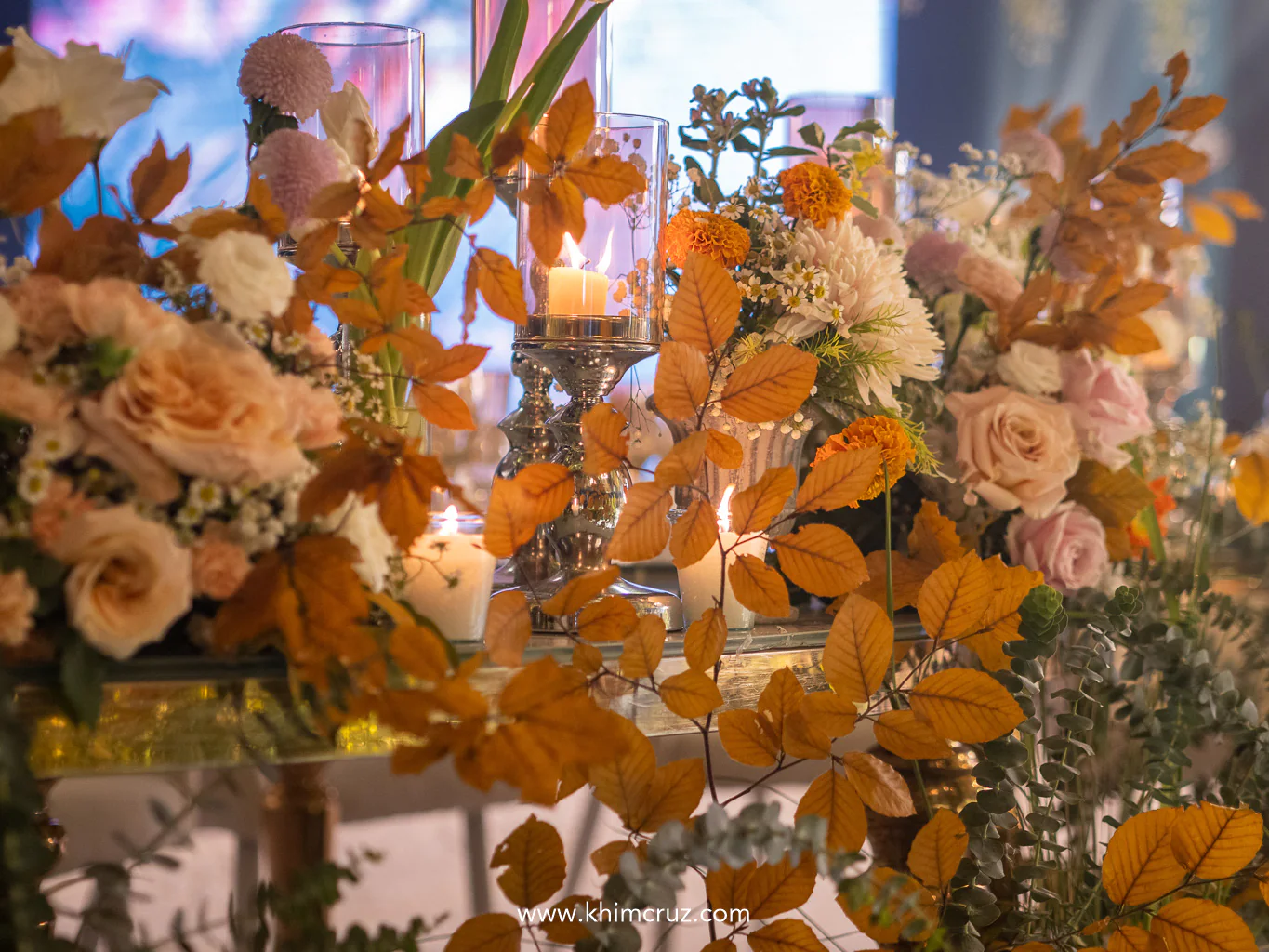 Autumn-inspired wedding florals with touches of springtime elegance