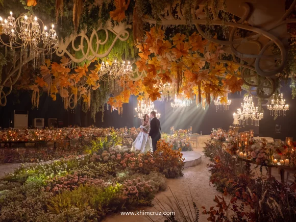 blend of spring and autumn Art Nouveau-infused wedding