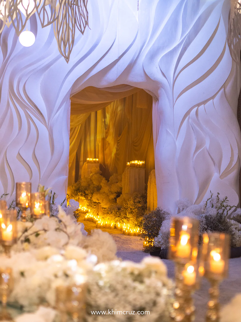 a gracefully designed archway at the entrance tunnel seamlessly echoes the wedding’s structural elements