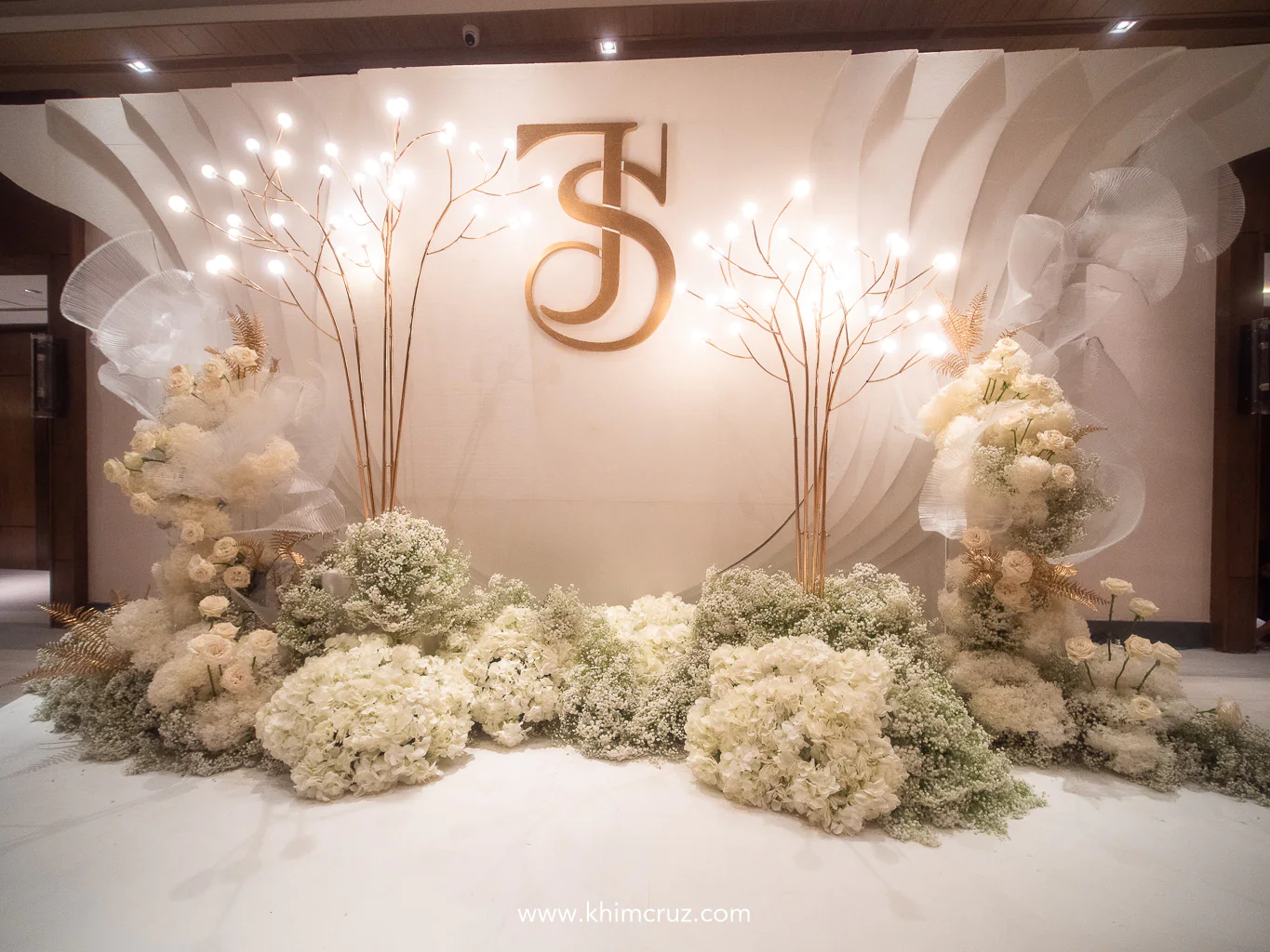 wave-like design of photowall echoes wedding elements creating a cohesive and elegant welcome