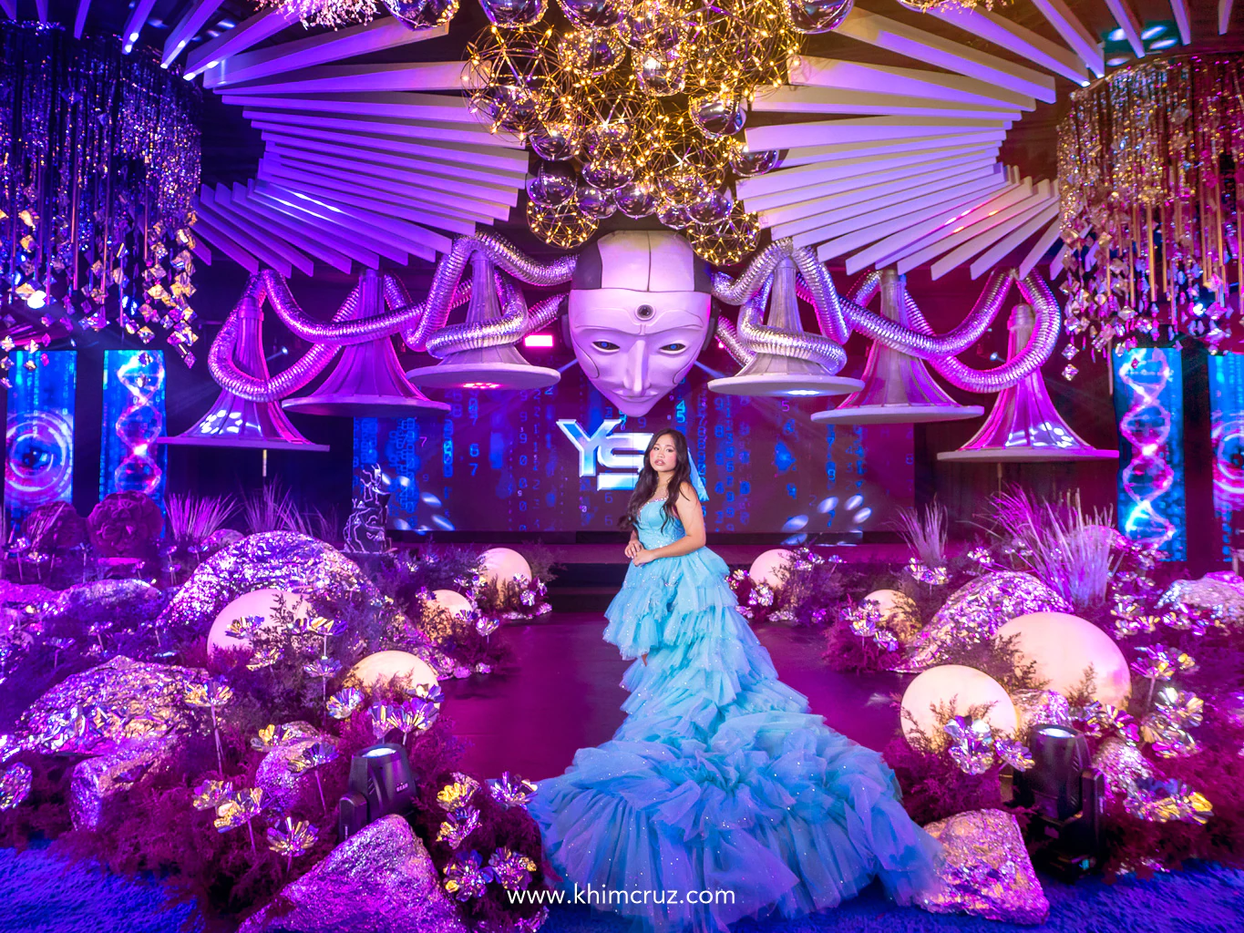 futuristic debut featuring colossal robotic head mesmerizing visuals lighting with our debutante takes center stage